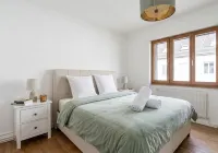 Boho Chic Apt: Central Location & Modern Comfort - 2-Star