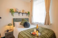 2 Bed Refurbished apartment/ Parking/ Pet Friendly - Hot Tub
