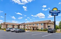Days Inn by Wyndham Topeka - parkir