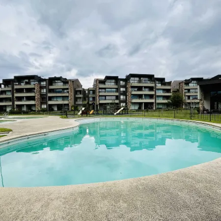 Lakefront Apartment - BBQ, Garden, Pool & Parking