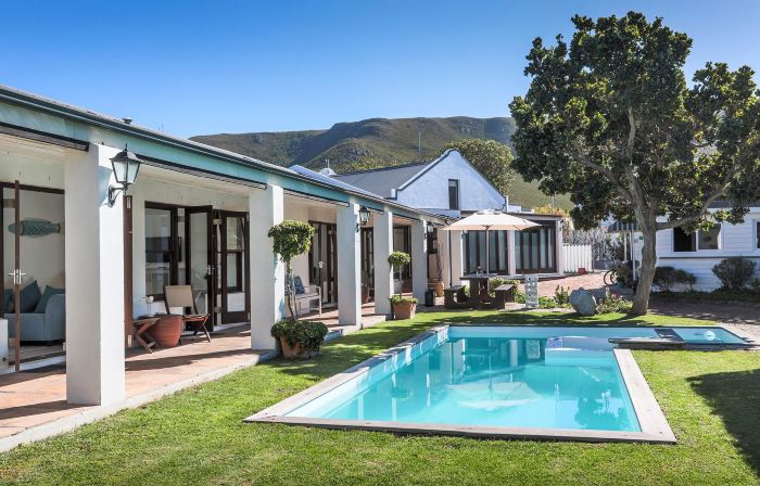Sixteen Guesthouse on Main