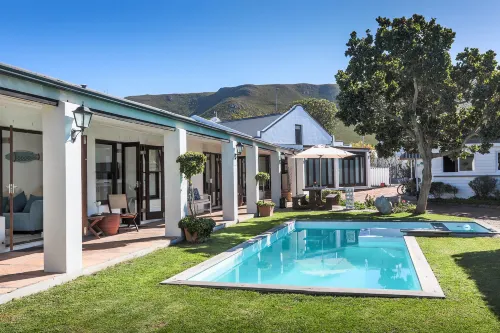Sixteen Guesthouse on Main
