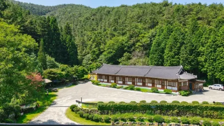Damyang Bangahjae Hanok Pension Отели рядом с достопримечательностью «Sigyeongjeong Pavilion»