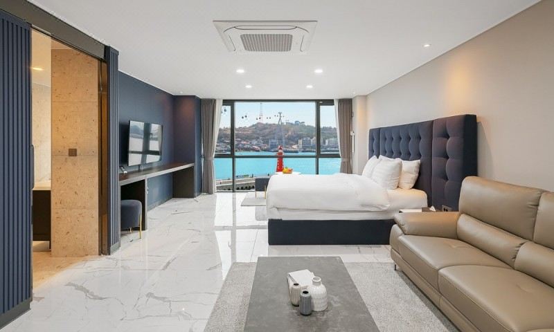 여수해랑 호텔의 야경과 바다 풍경