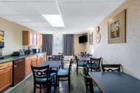 Howard Johnson by Wyndham Gillette - breakfast