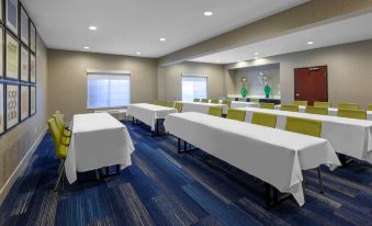 Holiday Inn Express & Suites Woodhaven