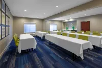 Holiday Inn Express & Suites WOODHAVEN by IHG