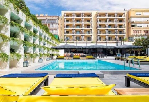 H10 메트로폴리탄의 세련된 옥상 수영장