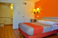 Motel 6 – Santa Nella, on I-5 - parking