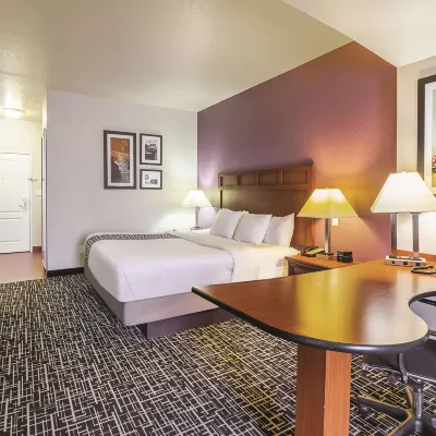 La Quinta Inn & Suites by Wyndham Bowling Green Hotels near Greenwood Mall