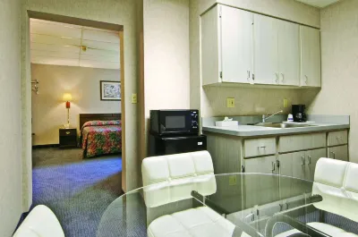 Travelodge by Wyndham Cleveland Lakewood Hotels in Lakewood