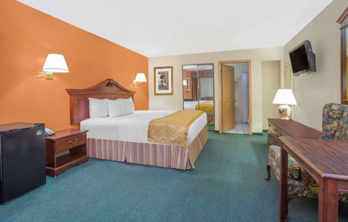 Days Inn & Suites by Wyndham Red Rock-Gallup
