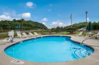 Quality Inn & Suites Mt Chalet Hotels in Clayton