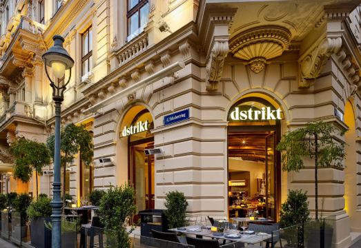 1. 더 리츠칼튼 비..