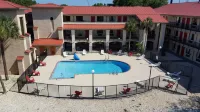 Tricove Inn & Suites - piscina