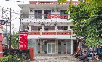 RedDoorz Plus @ Gunungsari Surabaya