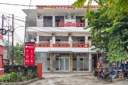 RedDoorz Plus @ Gunungsari Surabaya