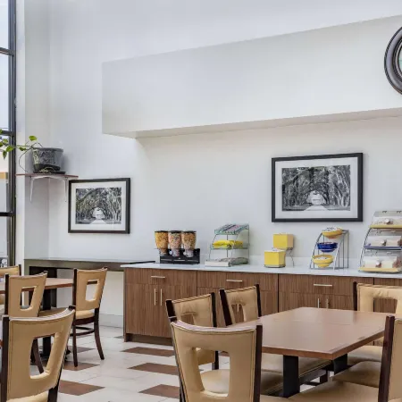 Days Inn & Suites by Wyndham Savannah Midtown