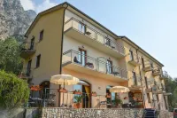 Hotel Locanda Ruscello Garnì فنادق في Ledro