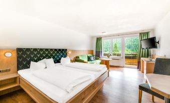 a hotel room with two beds , one on the left and one on the right side of the room at Hotel Steinbock