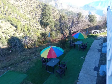 In Apple Estate Kanatal - Himalayan View Resort with Courteous Staff Отели в г. Чемба
