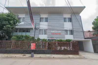 RedDoorz Plus @ Cirebon City Center Hotel dekat Carvil Store - Sindang Laut Cirebon