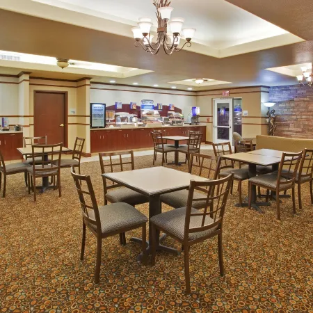 Holiday Inn Express & Suites DINUBA WEST by IHG