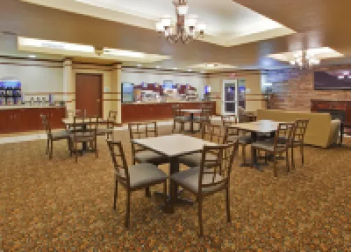 Holiday Inn Express & Suites DINUBA WEST by IHG