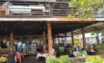 Del Mar Home Stay and Cafe