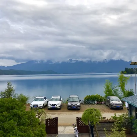Lugu Lake Cloud - Sea Stacked Courtyard