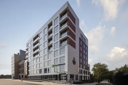 Holiday Inn Express & Suites Woodside Laguardia Airport