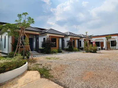 The P.J. House Resort @Renunakorn Hotels near Wat That Renu