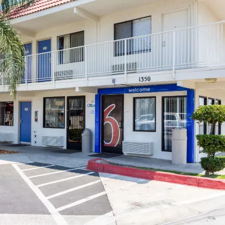 Motel 6 Bakersfield, CA - Convention Center