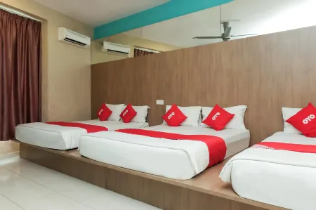 Super OYO 89930 Golden Guest House