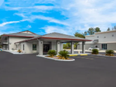 Red Roof Inn & Suites Thomasville Hotels in Thomasville