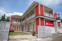 RedDoorz Syariah near Universitas Tidar Magelang Hotel dekat Stadion dr. H. Moch. Soebroto Kota Magelang