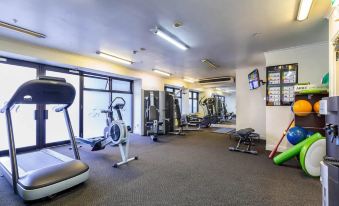 Spacious Retreat on Queen Street with Gym and Pool