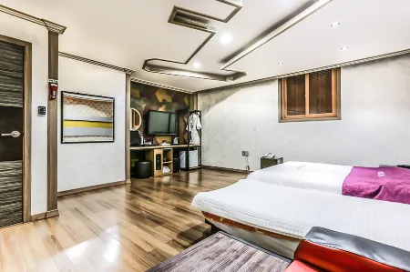 Samcheok Chungil Motel Отели рядом с достопримечательностью «Cave Mystery Hall»