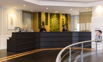 a hotel lobby with two front desk staff , one on the left and the other on the right at Best Western CTC Hotel Verona