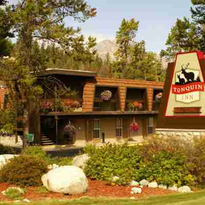 Tonquin Inn Hotel Exterior