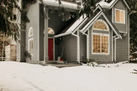 House w Hot Tub - Wifi - Fireplace - Pets Ok