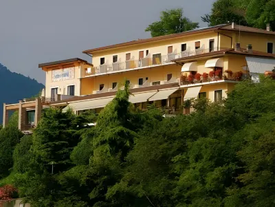 Village Hotel Lucia Các khách sạn ở Tremosine