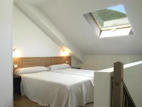 Hotel y Apartamentos SNÖ Isaba Hotels in Oronz