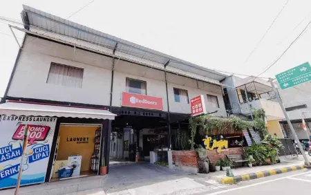 RedDoorz Near Alun Alun Madiun Отели в г. Geger