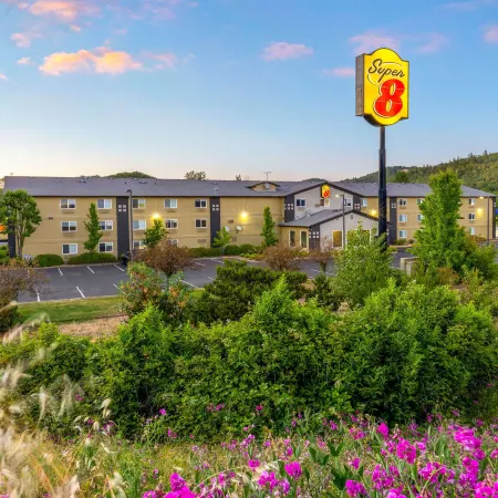 Super 8 by Wyndham Roseburg