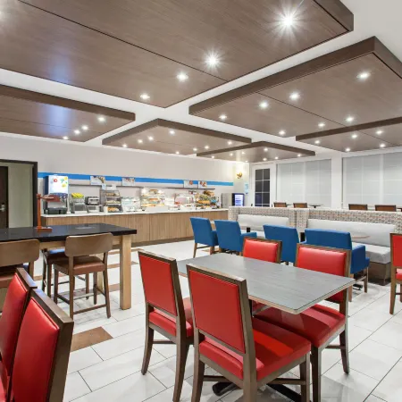 Holiday Inn Express & Suites OAKLAND-AIRPORT by IHG