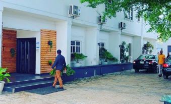Montcrest Hotel & Lounge