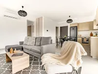 Sanders Only - Cute 2-Bdr Apt with Balcony