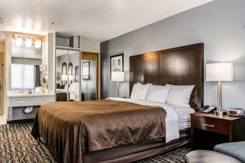Clarion Hotel by Humboldt Bay Отели в г. Блу Лейк