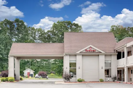 Ramada by Wyndham Cleveland Airport West Отели в г. Норт-Ольмстед